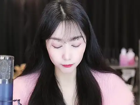 Snapshot of Nuyoah-77 chatting on 12-22-24, 02:49 Nuyoah-77 online show from 12-22-24, 02:49