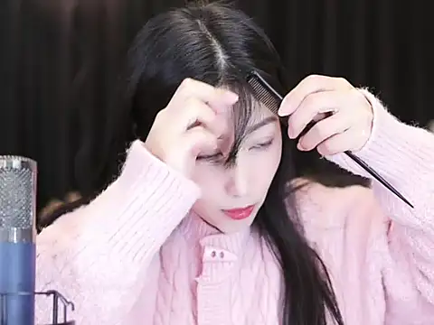 Snapshot of Nuyoah-77 chatting on 12-23-24, 03:01 Nuyoah-77 online show from 12-23-24, 03:01