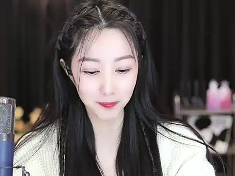 Snapshot of Nuyoah-77 chatting on 12-24-24, 06:06 Nuyoah-77 online show from 12-24-24, 06:06