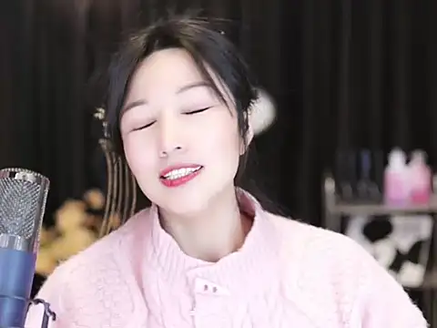 Snapshot of Nuyoah-77 chatting on 12-26-24, 06:33 Nuyoah-77 online show from 12-26-24, 06:33