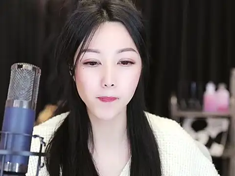 Snapshot of Nuyoah-77 chatting on 01-15-25, 04:11 Nuyoah-77 online show from 01-15-25, 04:11