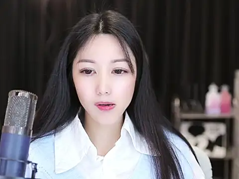 Snapshot of Nuyoah-77 chatting on 01-23-25, 04:04 Nuyoah-77 online show from 01-23-25, 04:04