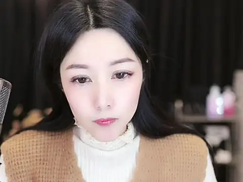 Snapshot of Nuyoah-77 chatting on 02-05-25, 02:48 Nuyoah-77 online show from 02-05-25, 02:48