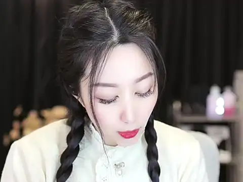 Snapshot of Nuyoah-77 chatting on 02-08-25, 02:05 Nuyoah-77 online show from 02-08-25, 02:05