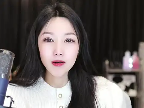 Snapshot of Nuyoah-77 chatting on 02-10-25, 05:41 Nuyoah-77 online show from 02-10-25, 05:41