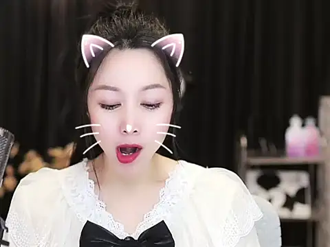 Snapshot of Nuyoah-77 chatting on 03-15-25, 04:43 Nuyoah-77 online show from 03-15-25, 04:43