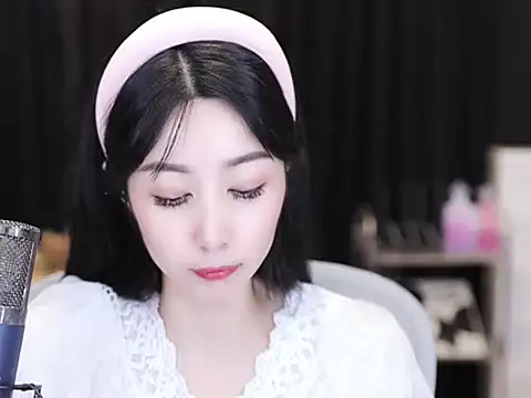 Snapshot of Nuyoah-77 chatting on 09-11-25, 04:07 Nuyoah-77 online show from 09-11-25, 04:07