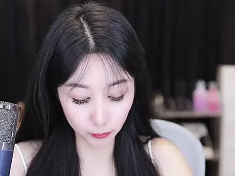 Snapshot of Nuyoah-77 chatting on 09-13-25, 04:18 Nuyoah-77 online show from 09-13-25, 04:18