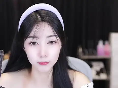 Snapshot of Nuyoah-77 chatting on 09-14-25, 04:39 Nuyoah-77 online show from 09-14-25, 04:39