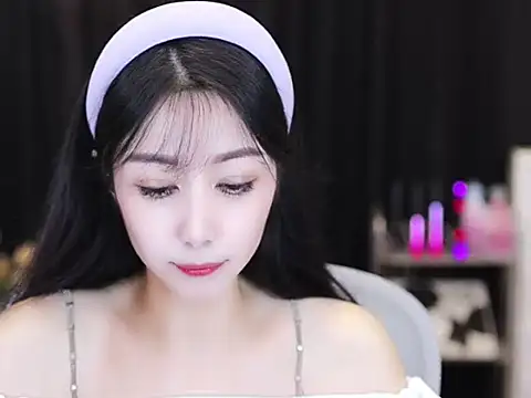 Snapshot of Nuyoah-77 chatting on 09-15-25, 04:51 Nuyoah-77 online show from 09-15-25, 04:51