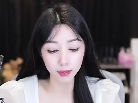 Snapshot of Nuyoah-77 chatting on 09-17-25, 04:30 Nuyoah-77 online show from 09-17-25, 04:30