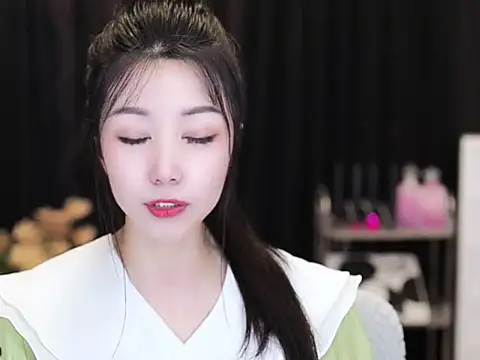 Snapshot of Nuyoah-77 chatting on 09-21-25, 03:57 Nuyoah-77 online show from 09-21-25, 03:57