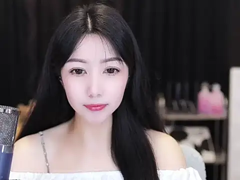 Snapshot of Nuyoah-77 chatting on 09-22-25, 04:20 Nuyoah-77 online show from 09-22-25, 04:20