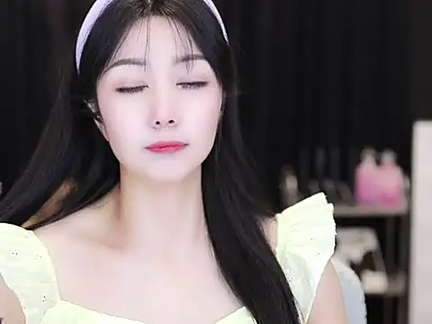 Snapshot of Nuyoah-77 chatting on 09-24-25, 04:21 Nuyoah-77 online show from 09-24-25, 04:21