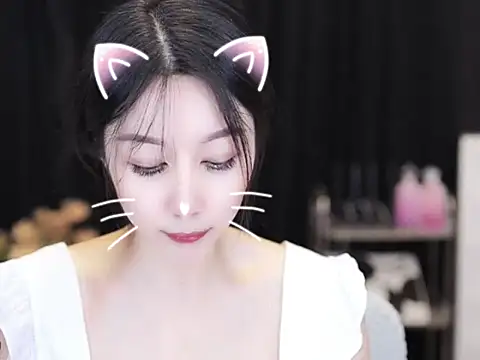 Snapshot of Nuyoah-77 chatting on 09-26-25, 04:00 Nuyoah-77 online show from 09-26-25, 04:00