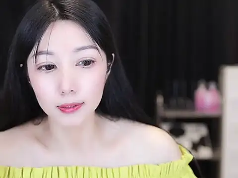 Snapshot of Nuyoah-77 chatting on 10-05-25, 04:05 Nuyoah-77 online show from 10-05-25, 04:05