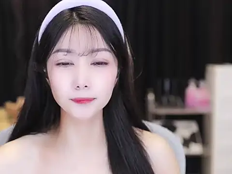 Snapshot of Nuyoah-77 chatting on 10-14-25, 03:57 Nuyoah-77 online show from 10-14-25, 03:57