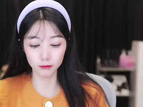 Snapshot of Nuyoah-77 chatting on 10-16-25, 03:57 Nuyoah-77 online show from 10-16-25, 03:57