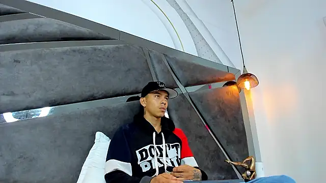 Snapshot of Noah_Tokisha chatting on 12-03-24, 04:03 Noah Tokisha online show from 12-03-24, 04:03