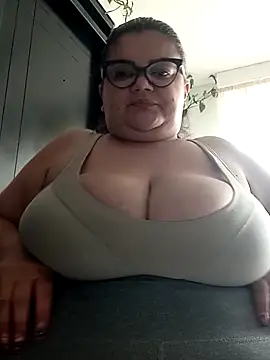 Snapshot of Madisonpalacio chatting on 10-24-25, 12:12 Madisonpalacio online show from 10-24-25, 12:12