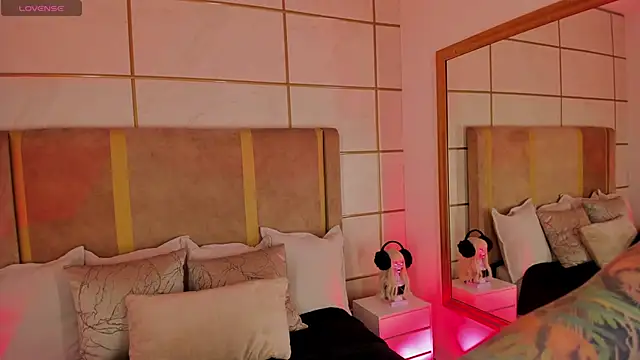 Snapshot of Kittenmeuw chatting on 02-23-25, 03:35 Kittenmeuw online show from 02-23-25, 03:35