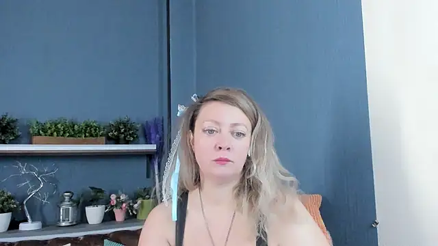 Snapshot of JesiaFoxi chatting on 11-16-25, 02:00 JesiaFoxi online show from 11-16-25, 02:00