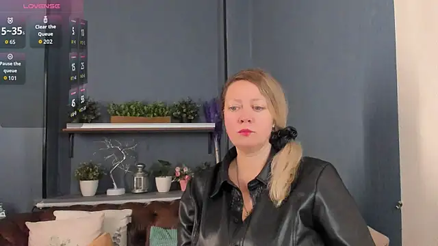 Snapshot of JesiaFoxi chatting on 11-25-25, 01:00 JesiaFoxi online show from 11-25-25, 01:00