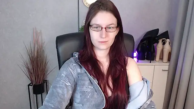 Snapshot of emmaxDelight chatting on 01-13-26, 06:29 emmaxDelight online show from 01-13-26, 06:29