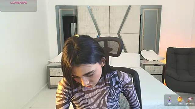 Snapshot of lilithTeen1_ chatting on 12-29-24, 02:00 lilithTeen1  online show from 12-29-24, 02:00