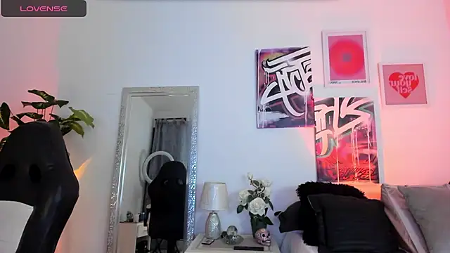 Snapshot of AnnieHuntters chatting on 01-24-25, 02:49 AnnieHuntters online show from 01-24-25, 02:49