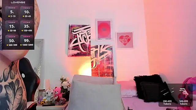 Snapshot of AnnieHuntters chatting on 03-22-25, 01:11 AnnieHuntters online show from 03-22-25, 01:11