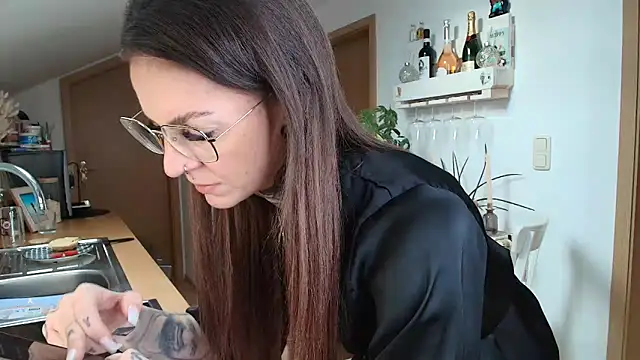 Snapshot of BrownieyQueen chatting on 02-11-25, 08:05 BrownieyQueen online show from 02-11-25, 08:05