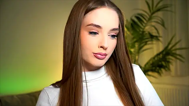 Snapshot of petitegonwiild chatting on 10-28-25, 09:28 petitegonwiild online show from 10-28-25, 09:28