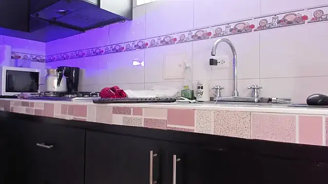 Snapshot of Emma-evans chatting on 03-20-25, 05:04 Emma-evans online show from 03-20-25, 05:04