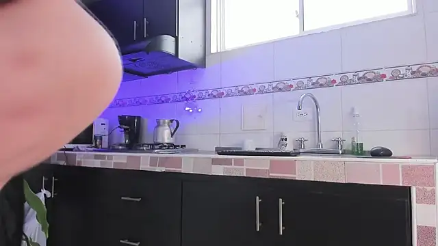 Snapshot of Emma-evans chatting on 03-21-25, 01:12 Emma-evans online show from 03-21-25, 01:12