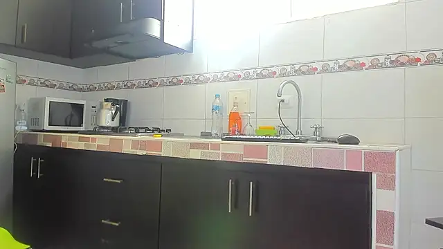 Snapshot of Emma-evans chatting on 10-12-25, 03:00 Emma-evans online show from 10-12-25, 03:00