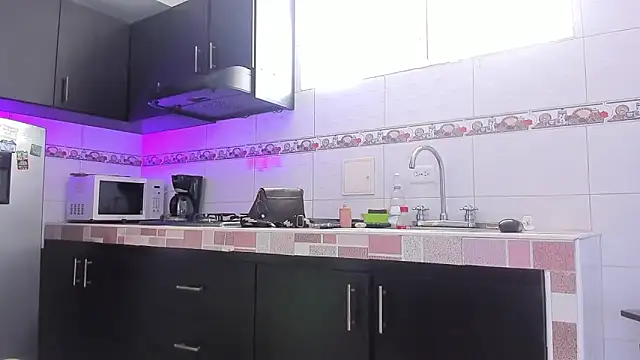 Snapshot of Emma-evans chatting on 11-20-25, 02:17 Emma-evans online show from 11-20-25, 02:17