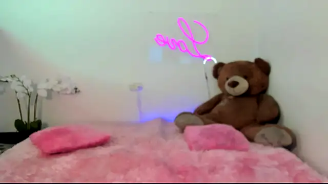 Snapshot of kendal_scott1 chatting on 01-08-25, 07:24 kendal scott1 online show from 01-08-25, 07:24