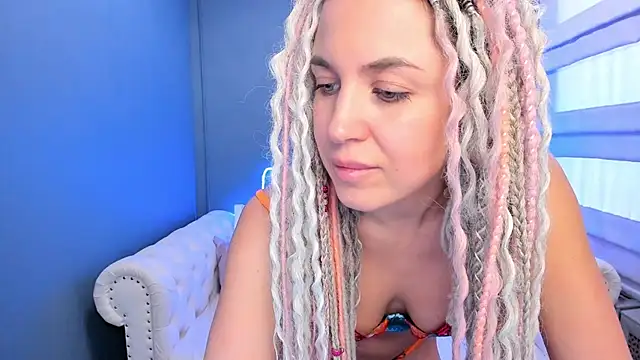 Snapshot of rock_n_roxy chatting on 12-21-24, 04:19 rock n roxy online show from 12-21-24, 04:19