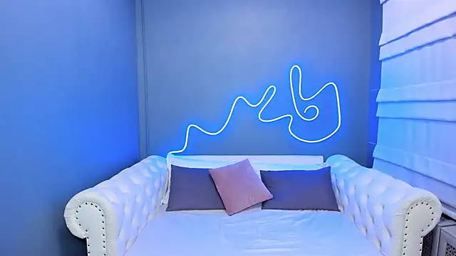 Snapshot of rock_n_roxy chatting on 01-10-25, 01:21 rock n roxy online show from 01-10-25, 01:21