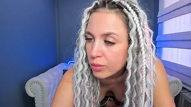 Snapshot of rock_n_roxy chatting on 01-16-25, 08:11 rock n roxy online show from 01-16-25, 08:11