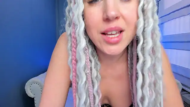 Snapshot of rock_n_roxy chatting on 01-18-25, 07:49 rock n roxy online show from 01-18-25, 07:49