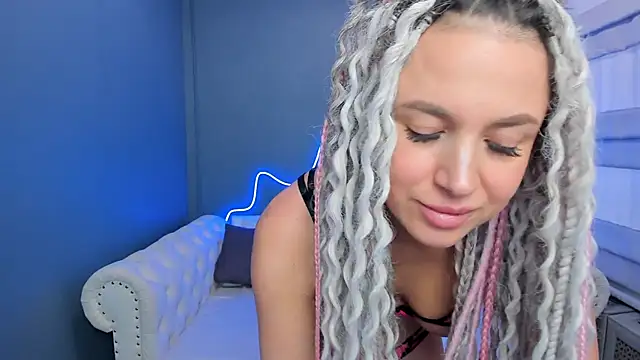 Snapshot of rock_n_roxy chatting on 01-21-25, 05:05 rock n roxy online show from 01-21-25, 05:05