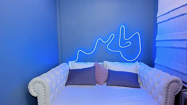 Snapshot of rock_n_roxy chatting on 01-28-25, 01:18 rock n roxy online show from 01-28-25, 01:18