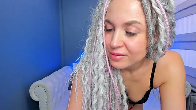 Snapshot of rock_n_roxy chatting on 01-28-25, 04:29 rock n roxy online show from 01-28-25, 04:29