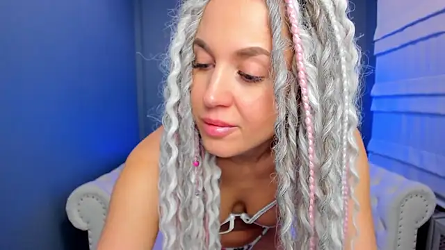 Snapshot of rock_n_roxy chatting on 02-08-25, 01:32 rock n roxy online show from 02-08-25, 01:32