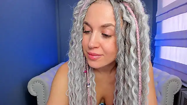 Snapshot of rock_n_roxy chatting on 02-12-25, 07:23 rock n roxy online show from 02-12-25, 07:23