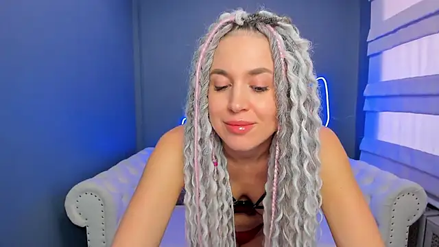 Snapshot of rock_n_roxy chatting on 02-13-25, 05:05 rock n roxy online show from 02-13-25, 05:05