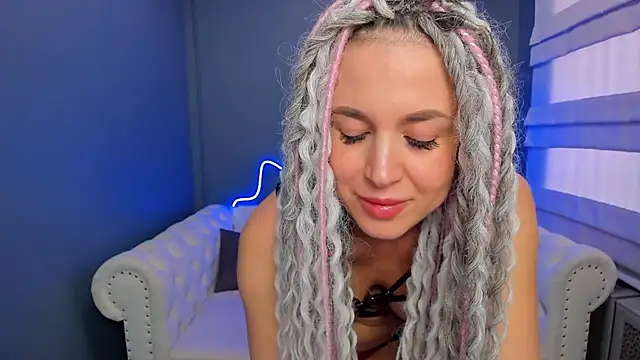 Snapshot of rock_n_roxy chatting on 02-13-25, 08:06 rock n roxy online show from 02-13-25, 08:06