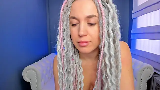 Snapshot of rock_n_roxy chatting on 02-14-25, 05:09 rock n roxy online show from 02-14-25, 05:09